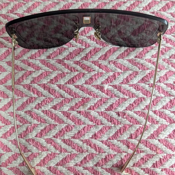 Stylish Black Sunglasses with Gold Accent - Picture 2 of 4